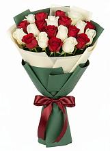 Букет Микс из красных и белых роз в Ачикулаке