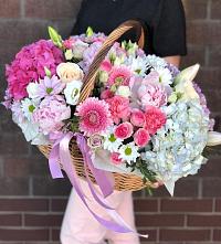 Композиция солнечный день в Ачикулаке Цветочная композиция из Розы, Хризантемы, Пионы и Лизиантусы в корзине в Ачикулаке