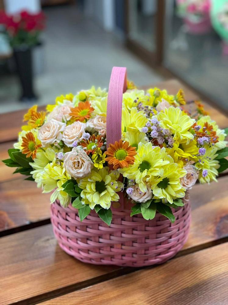 Цветочная композиция из Хризантемы и Розы в корзине в Ачикулаке