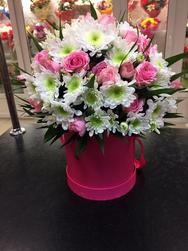 Цветочная композиция из Розы и Хризантемы в шляпной коробке в Ачикулаке