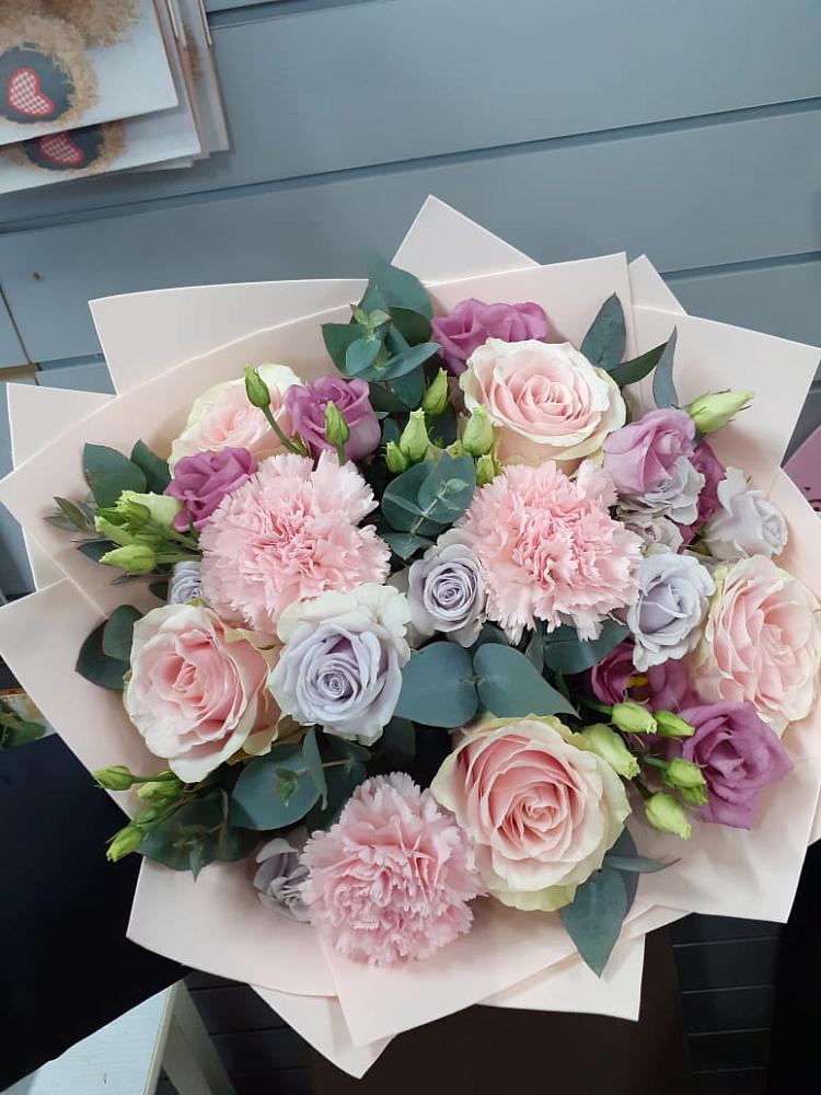 Букет цветов из: Розы, Гвоздики и Лизиантусы в Ачикулаке